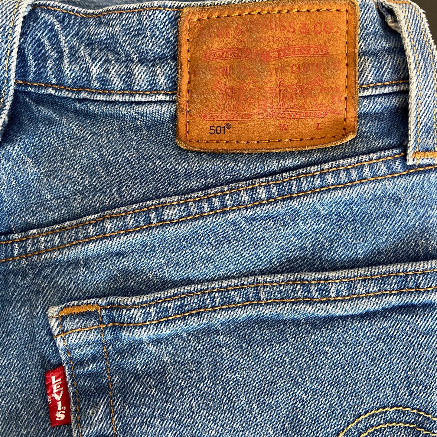 Levi's 501 Original Cropped Stretch Jeans in Jive Song Medium Wash - Women's 24