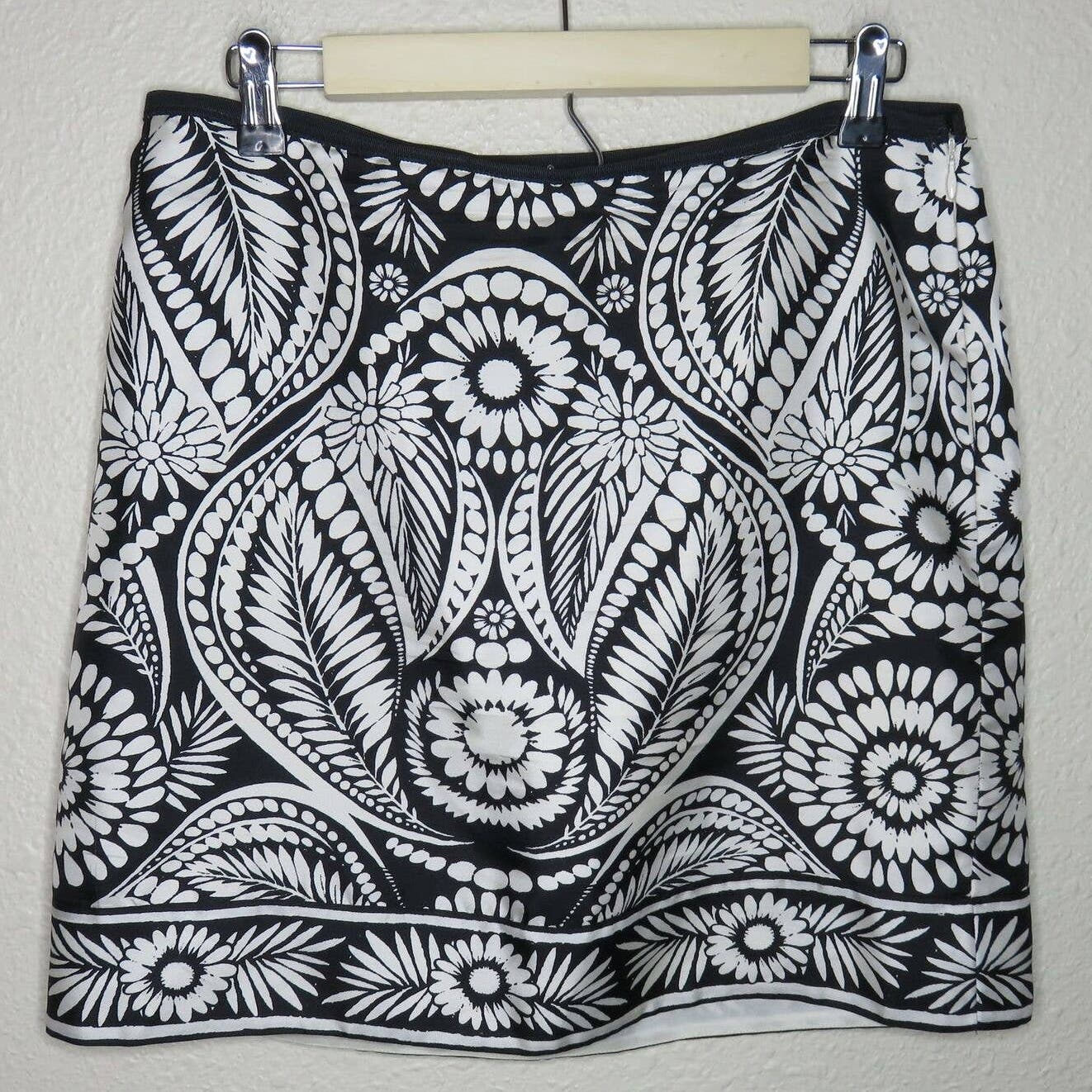 Banana Republic Silk Black and White Floral Short Skirt - Women's 4P